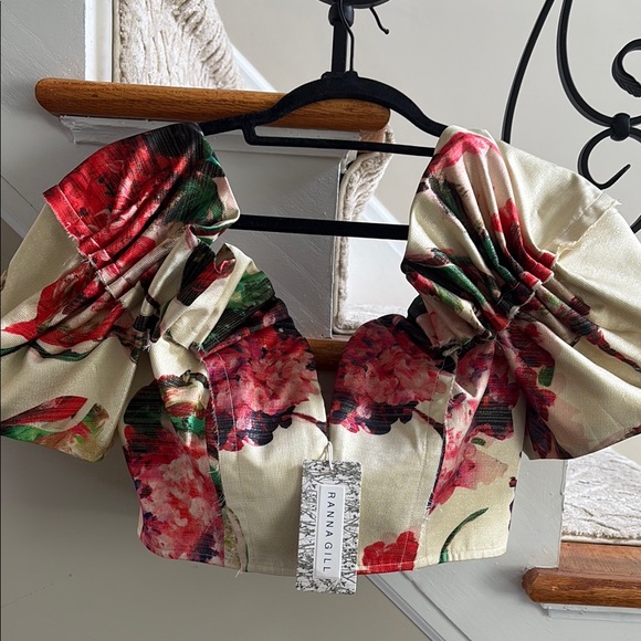 Ranna Gill Tops - Ranna Gill Floral Puff-Sleeve Crop Top in Cream and Red